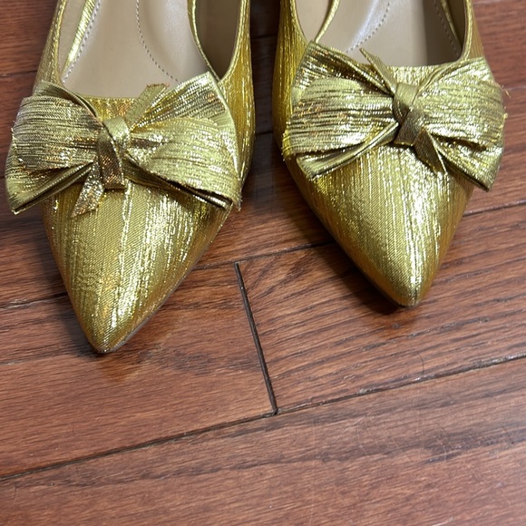 Talbots Gold Pumps with Kitten Heel and Bows - Picture 4 of 12